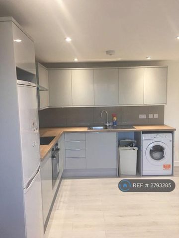 3 bedroom flat to rent - Photo 2