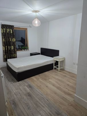 Room in a Shared Flat, Perry Hill, SE6 - Photo 1