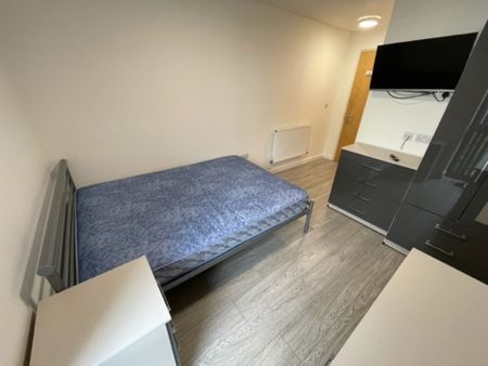 9 Bed Student Accommodation - Photo 4