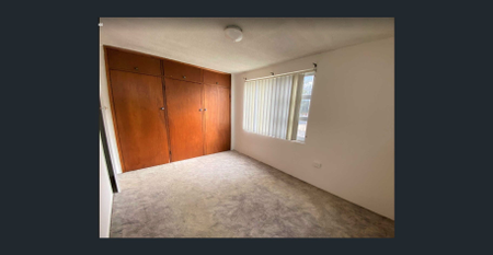 Minutes walk to Station & Shops!! - Photo 3