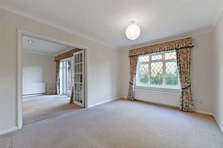 A beautifully presented four bedroom detached home, located in the desirable village of Bourne End - Photo 2