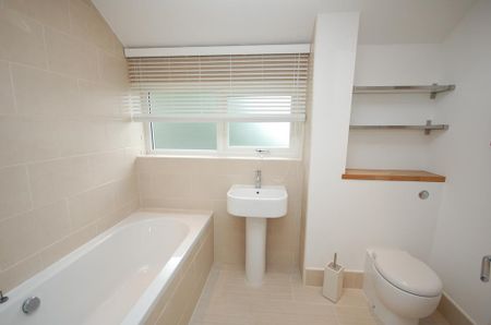 4 bedroom detached house to rent - Photo 2