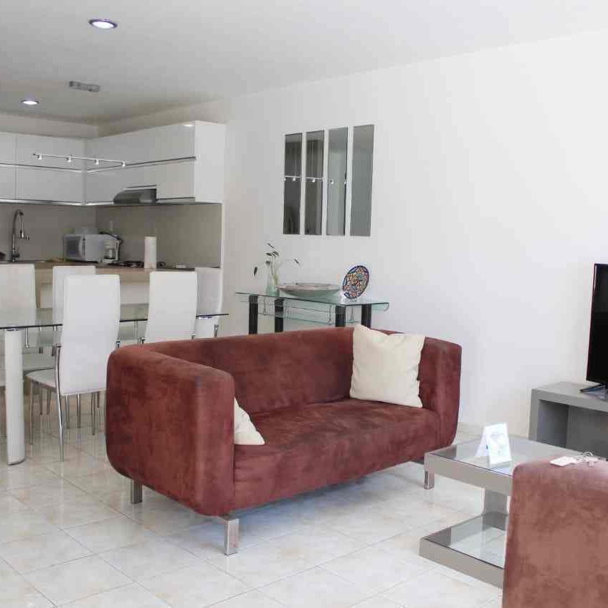 Moderna y preciosa casa, ideal para ejecutivos o parejas, situada a calles de la Av. García Lavin. - Photo 1