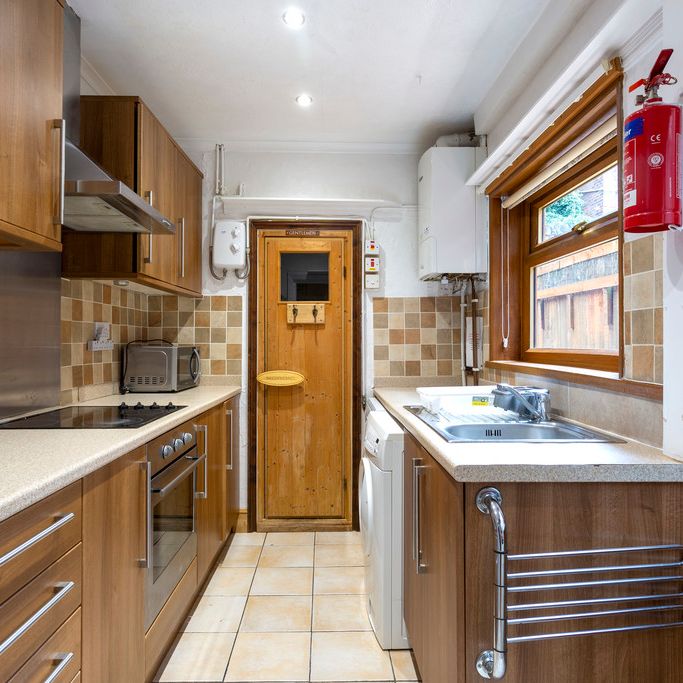 4 Bedroom Mid Terraced House - Photo 1