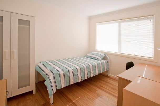 5-bedroom shared house, Finch St - Photo 1