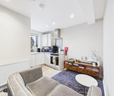 Long Lane, Staines-upon-Thames, Surrey,TW19 - Photo 2