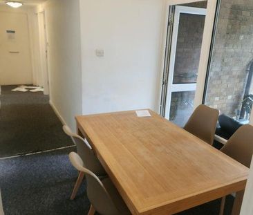 1 bedroom in a flat share to rent - Photo 3