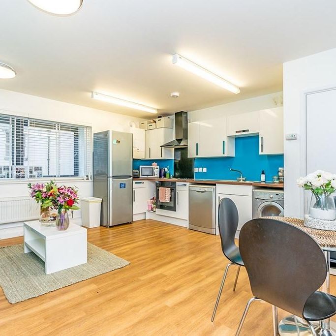 4 bedroom flat to rent - Photo 1