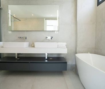 5 bedroom luxury Villa for rent in Benahavís, Spain - Photo 2