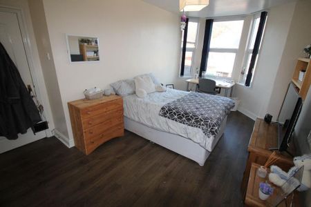 4 bedroom flat to rent - Photo 3
