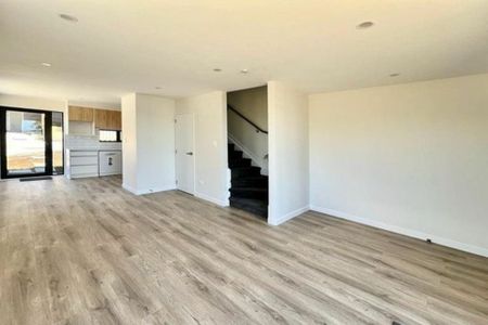 Stylish & Modern 2-Bedroom Townhouse - Prime Location! - Photo 4