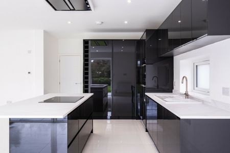 Large 4 bed house Coombe Avenue - Photo 2