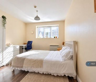 1 bedroom in a flat share to rent - Photo 4