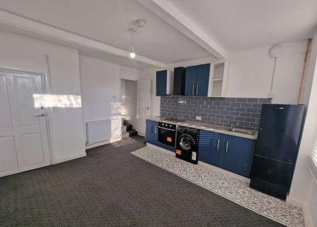 Southfield Lane, Bradford, BD7 - Photo 2