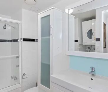 FURNISHED APARTMENT - JUST ACROSS THE RIVER FROM BRISBANE CBD - Photo 3