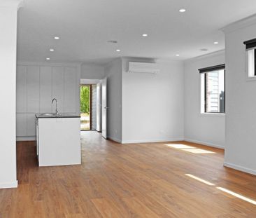 ELEGANT NEW HOME - Photo 5