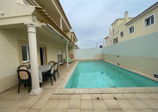 Excelente moradia V3 com Piscina localizada em Albufeira na zona das Ferreiras.