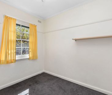Bright & Spacious Living Just Steps from Carlisle Street! - Photo 3