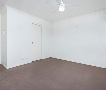 3 Bed Townhouse with Aircon in Master - Photo 6