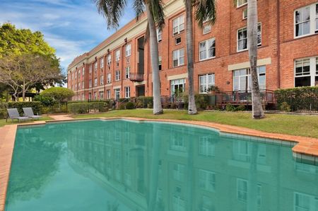 Spacious 2 Bed 1 Bath 1 Car Apartment in Teneriffe - Photo 5