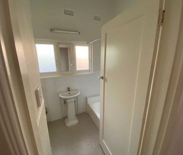 Charming 1930s Art Deco Duplex in a Quiet, Convenient Location - Photo 1