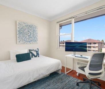 Stylish Top-Floor Apartment with Dual Balconies - Photo 5