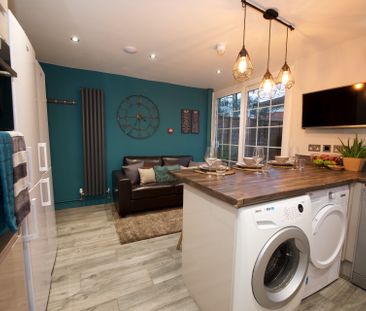 Great Central Location Near the High Street Room 5 - Large Double R... - Photo 3