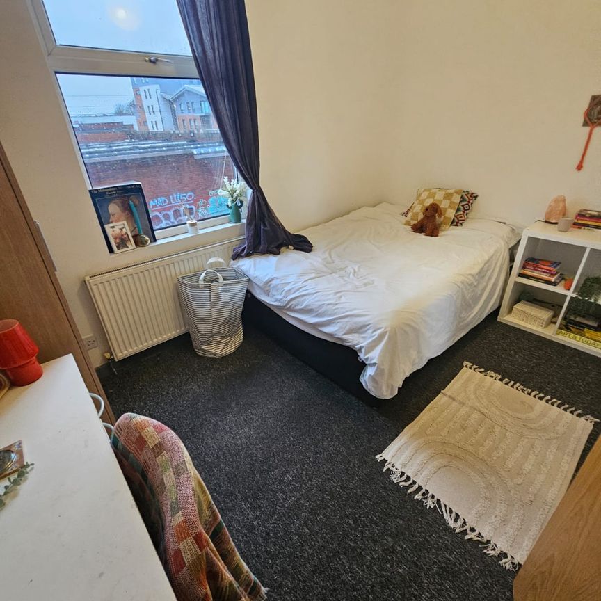 5 Bed - 82 Harold Terrace, Hyde Park, Leeds - LS6 1LD - Student - Photo 1