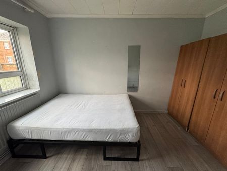 4 Bed Flat, Martindale House, E14 - Photo 4