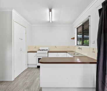 3 Bedroom house in quiet court Contact Julie Sykes 0438 050 110 - Photo 4