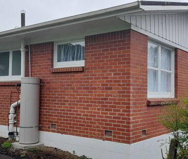 Sunny unit,good location.Lockable garage - Photo 2