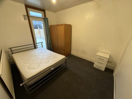 4 bedroom terraced house to rent - Photo 3