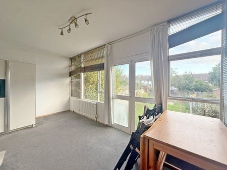 UB6, Greenford - Photo 5