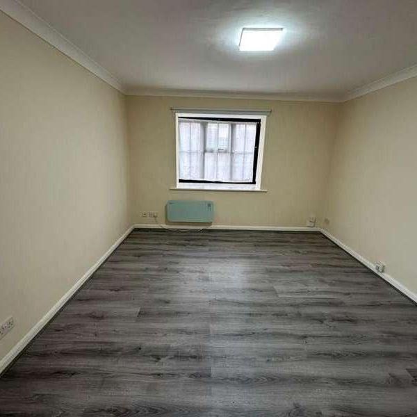 Slough, Berkshire, SL1 - Photo 1