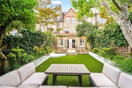 A substantial five/six bedroom house with a fantastic garden and off-street parking close to The Hurlingham Club. - Photo 4