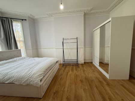 1 Bed Flat, Albert Road, IG1 - Photo 2