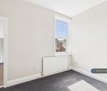 3 bedroom flat to rent - Photo 6