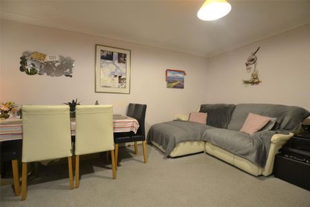 3 bedroom end of terrace house to rent - Photo 3