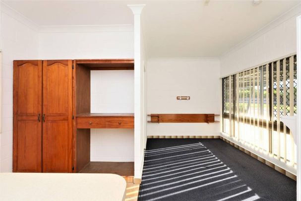 Ground floor unfurnished studio - Air Conditioned - Carport and Pool - Photo 1