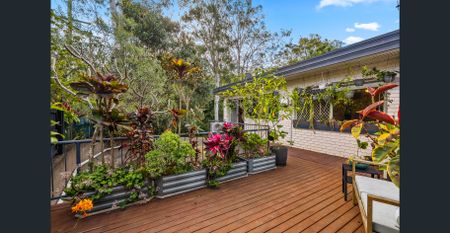 OVERSIZED UNIT WITH LEAFY OUTLOOK IN THE HEART OF BARDON! - Photo 2
