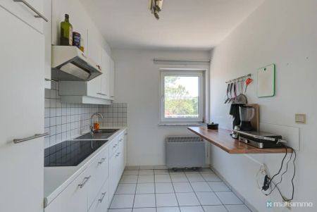 GUNSTIG GELEGEN APPARTEMENT MET 2 SLAAPKAMERS, GARAGE EN AUTOSTAANPLAATS TE BILZEN - Photo 4