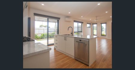 MODERN HOME IN GREAT LOCATION - Photo 5