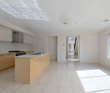 Exceptional Double Storey Home In Ideal Location ! - Photo 2