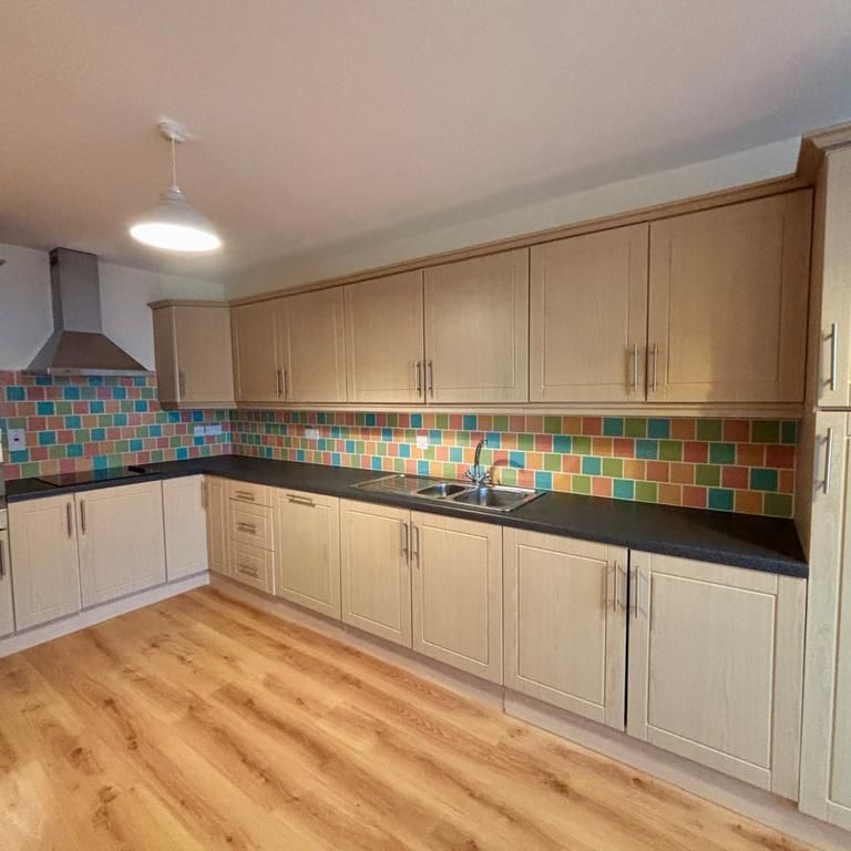 3 bedroom flat to rent - Photo 1
