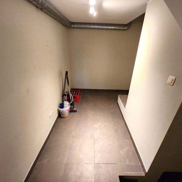 Verrassend ruime, gezellige woning met 3 slaapkamers in het centrum van Sint-Baafs-Vijve te huur! - Foto 1