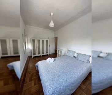 Room in a shared 11-bedroom apartment for rent in Porto - Photo 2
