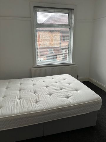 1 Bed Flat, Russell Road, M16 - Photo 2