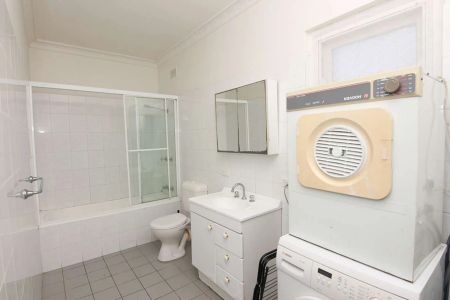 Semi sized art deco apartment in great location - Photo 5