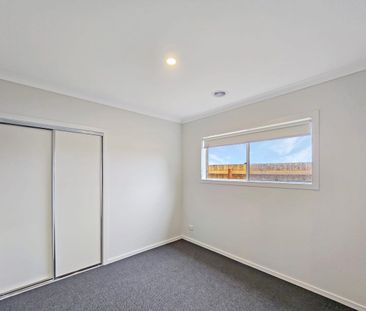 Stunning 4 Bedrooom ! - Photo 3