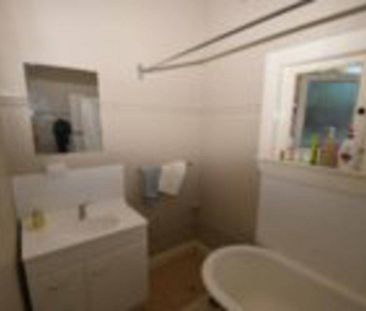 Spacious Single Room in Great Location - Photo 3